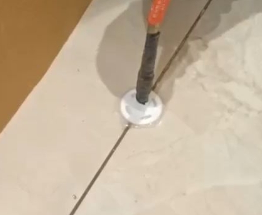 班戈瓷砖空鼓维修公司专业解答瓷砖在铺贴过程中，如果没有涂抹均匀到位的粘结材料（如水泥砂浆或瓷砖胶），可能会导致以下问题