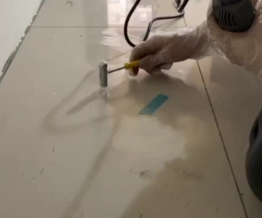 班戈瓷砖开裂维修公司专业分享瓷砖在铺贴前如果没有沥干水分，将会导致以下问题