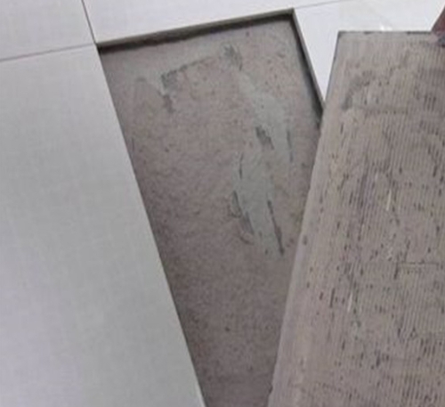班戈瓷砖空鼓维修公司分享瓷砖铺贴时如果打浆（即涂抹在瓷砖背面和基层上的砂浆或瓷砖胶）过少，会带来以下问题